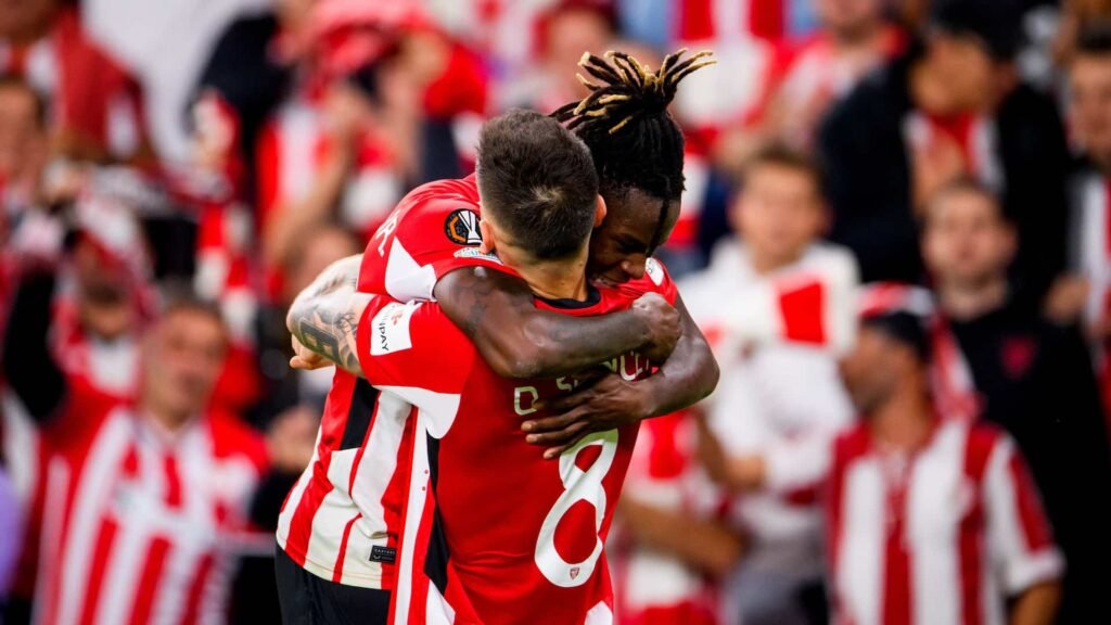 Nico Williams y Oihan Sancet celebran juntos un gol.
