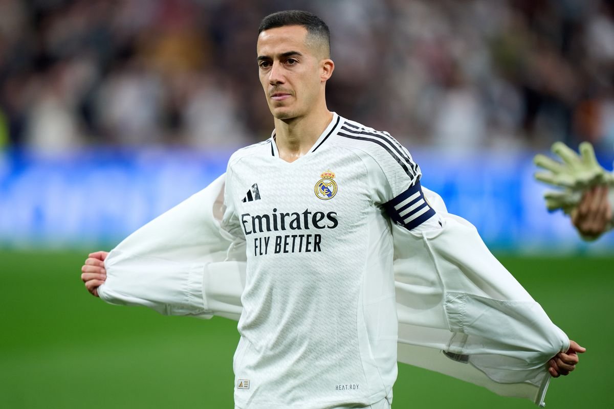 Lucas Vázquez Quitándose la chaqueta