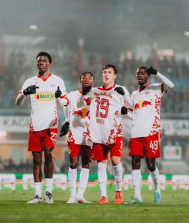 Celebración de gol de los jugadores del RB Salzburg.