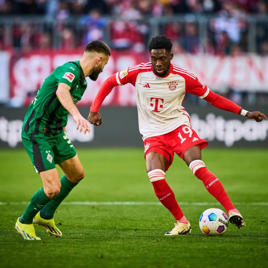 Davies conduciendo el balón