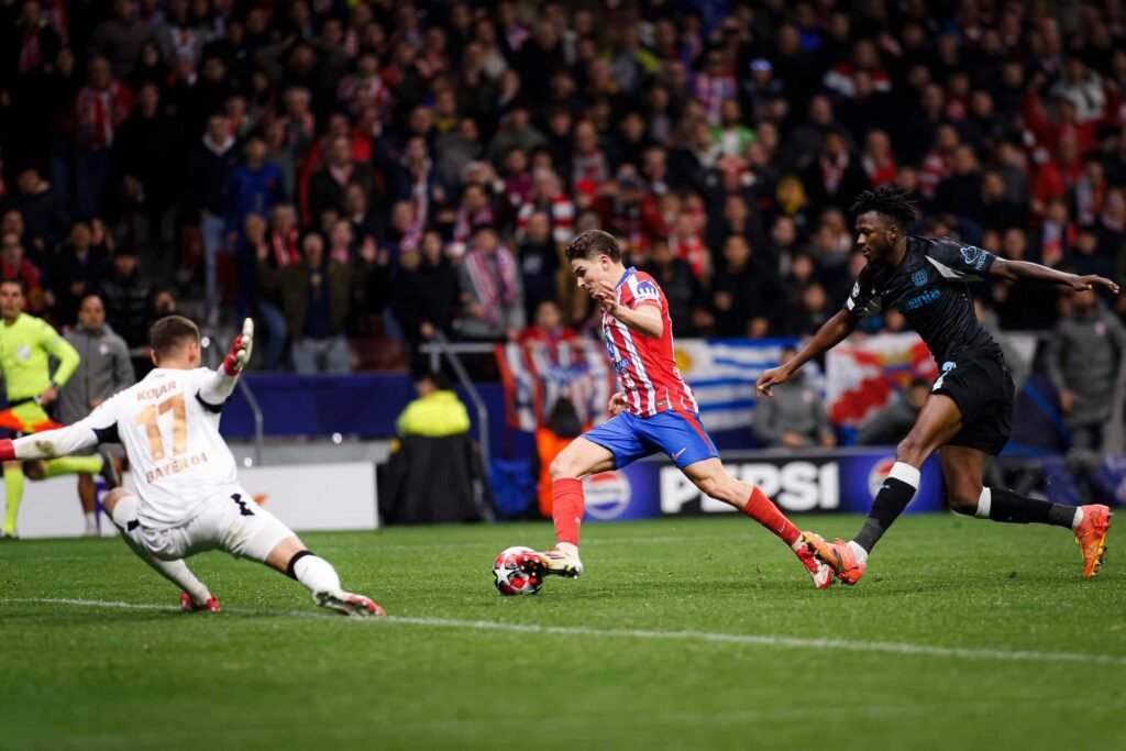 Julián Álvarez regatea al portero del Leverkusen para culminar la remontada en el Metropolitano.