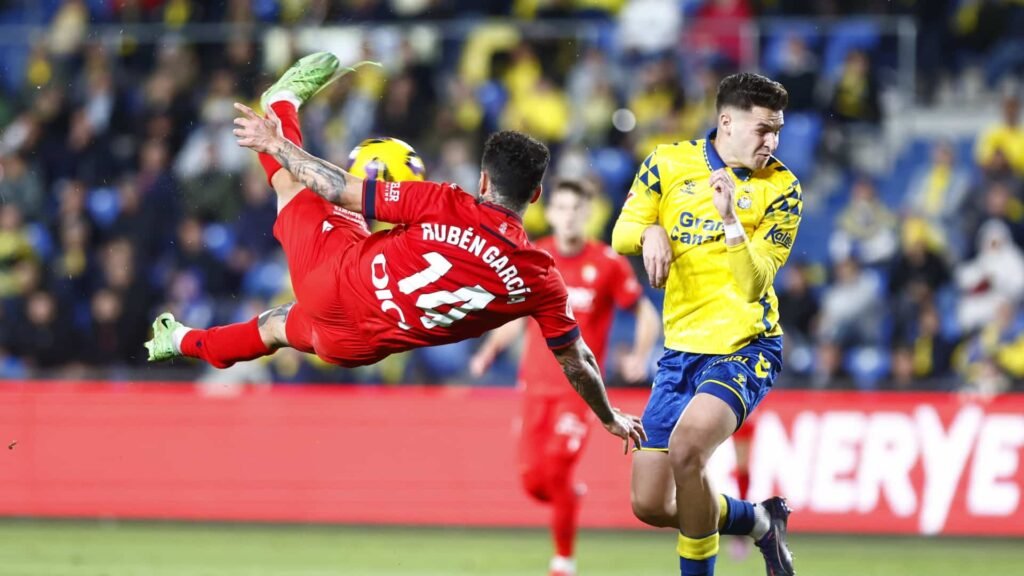 Rubén García remata un centro.