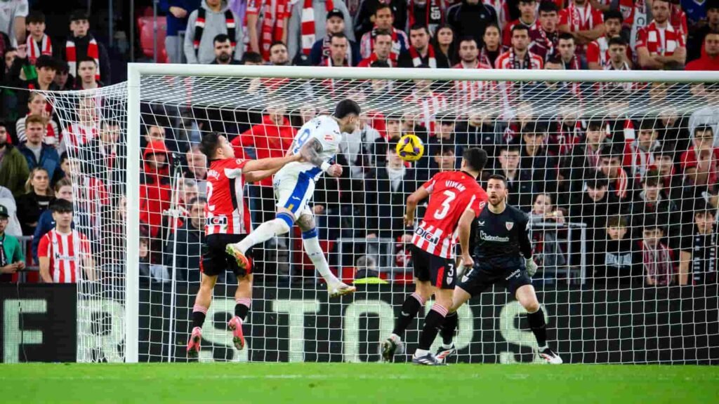 Miguel de la Fuente remata de cabeza al poste.