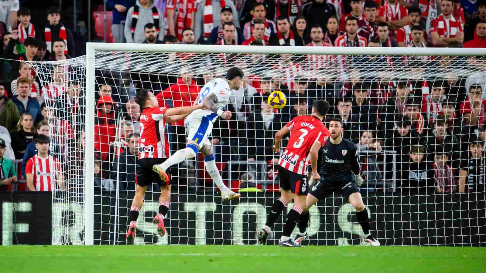 Miguel de la Fuente remata de cabeza al poste.