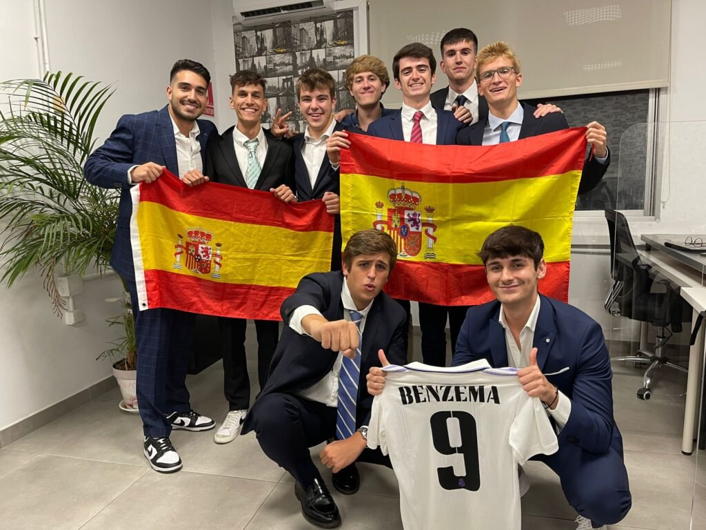 Foto de equipo de NEKO Deportes, tras la retransmisión del 'Especial Balón de Oro' en 2022
