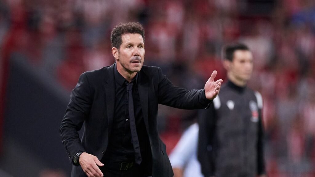 Simeone dando indicaciones desde el banquillo de San Mamés