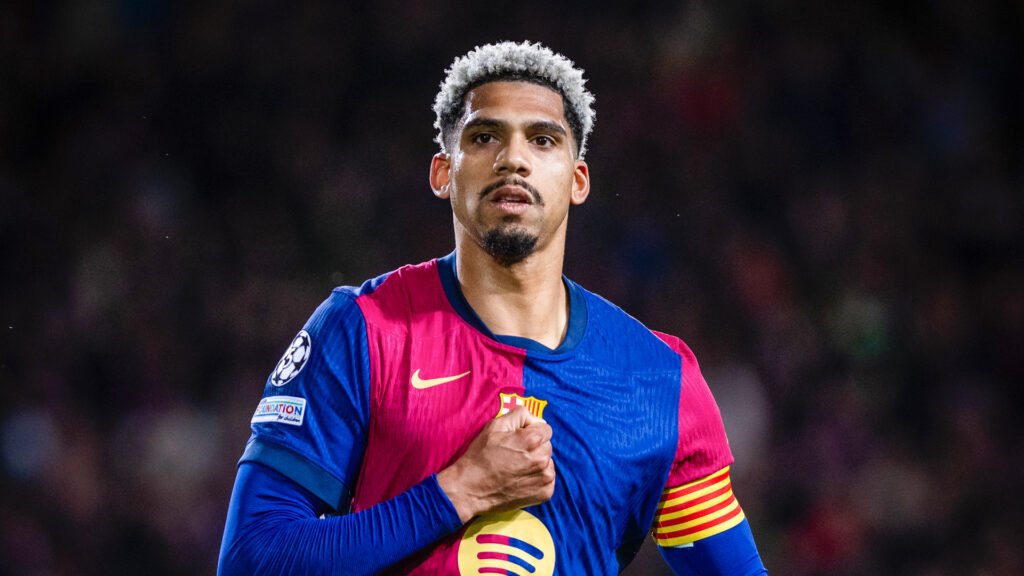 Ronald Araujo celebrando un gol