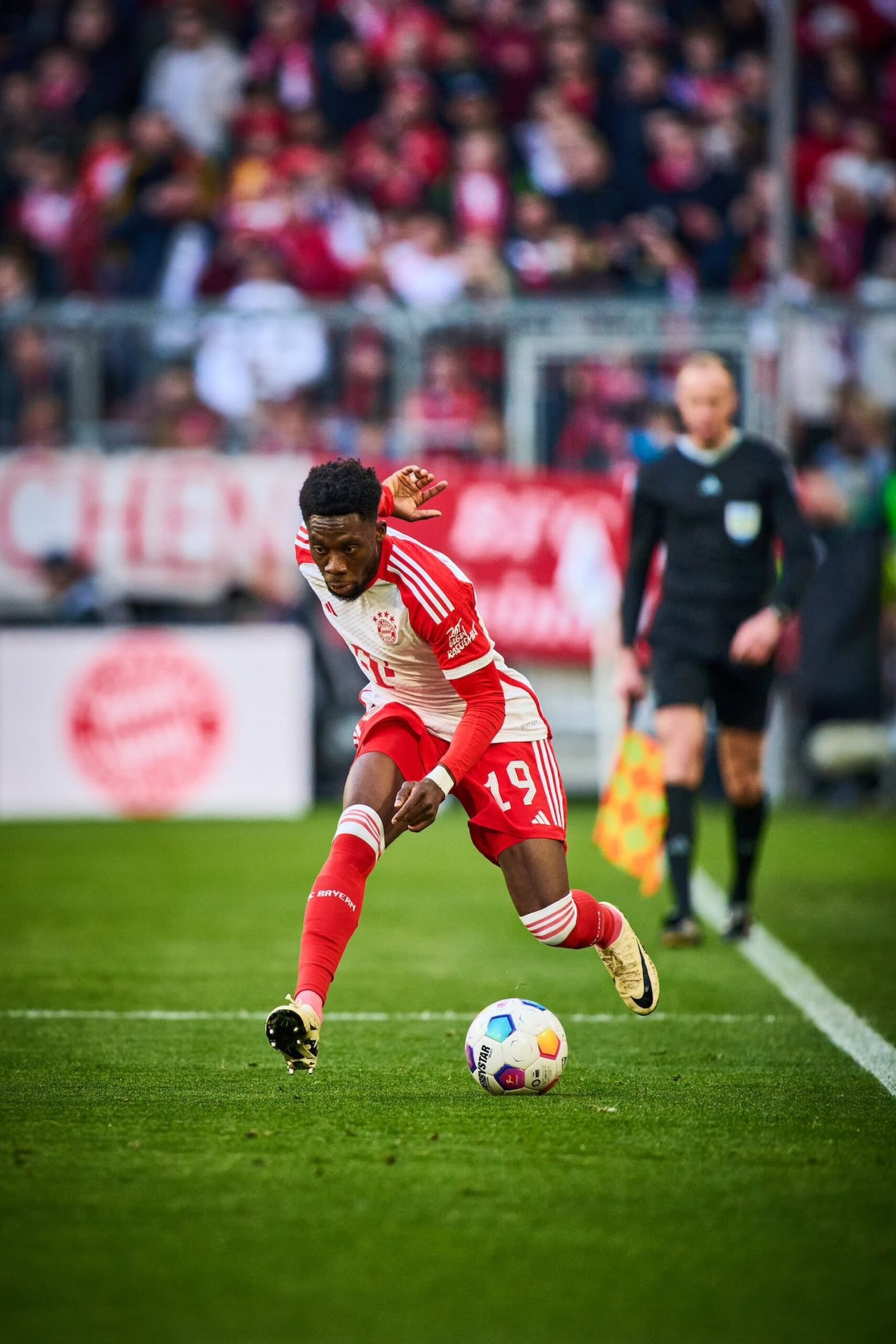 El jugador canadiense ha decidido renovar con el Bayern