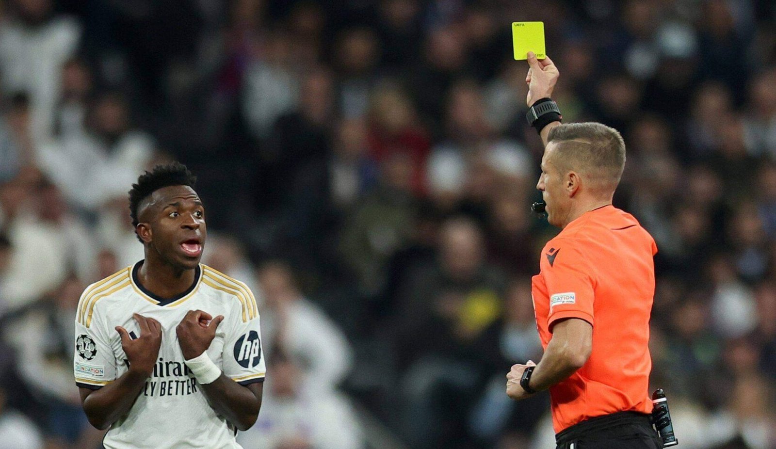 Vinicius Junior es amonestado en un partido de Champions League