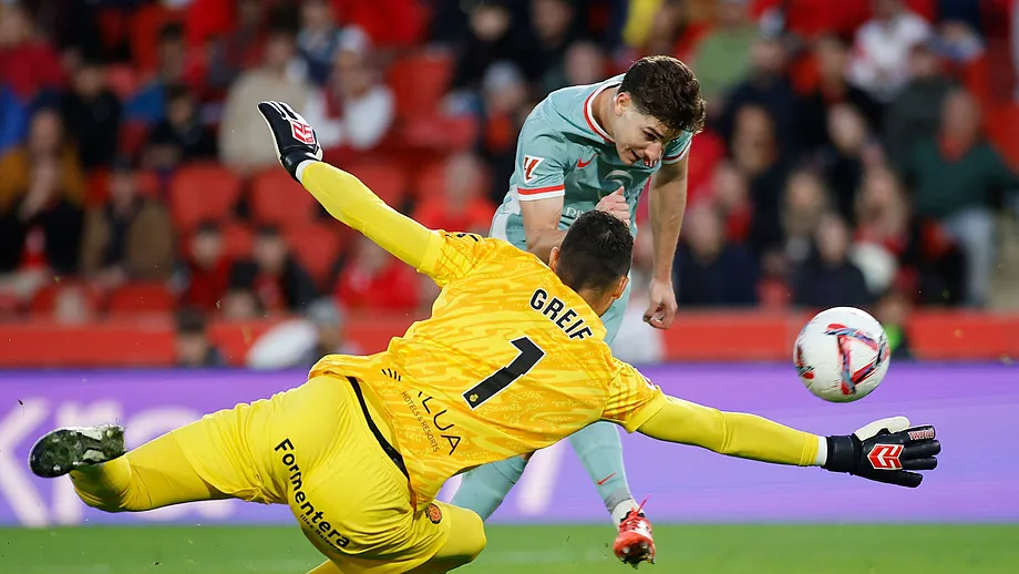 Julián marcando gol delante de Greif