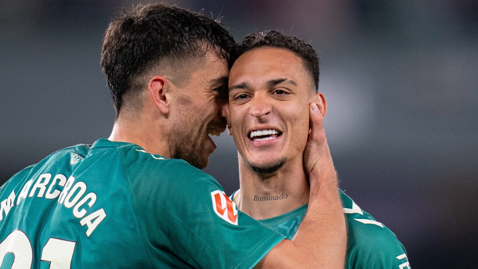 Antony celebrando un gol con Marc Roca en el Real Betis 3 - 0 Real Sociedad