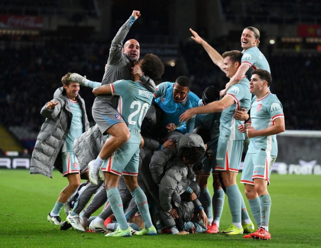 El Atlético celebrando el empate a 4 en Montjuic.