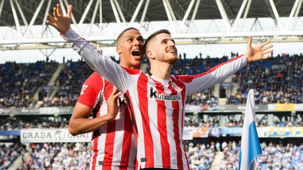 Oihan Sancet celebra junto a Maroan Sannadi el gol del empate.