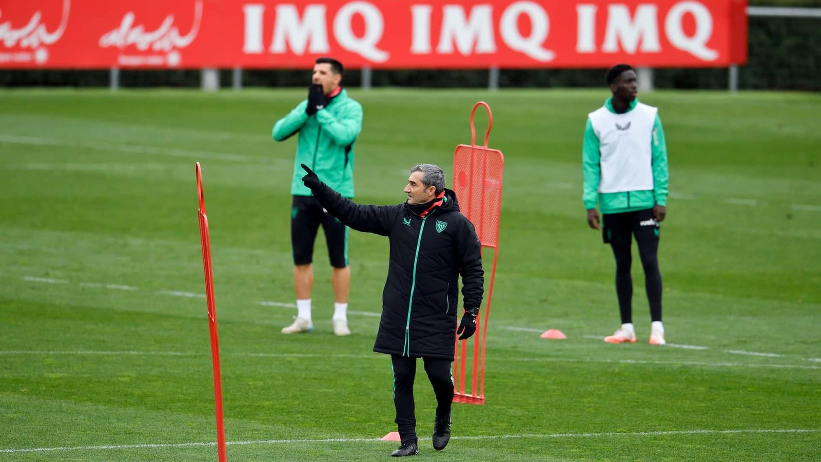Ernesto Valverde da indicaciones en el entrenamiento del Athletic.