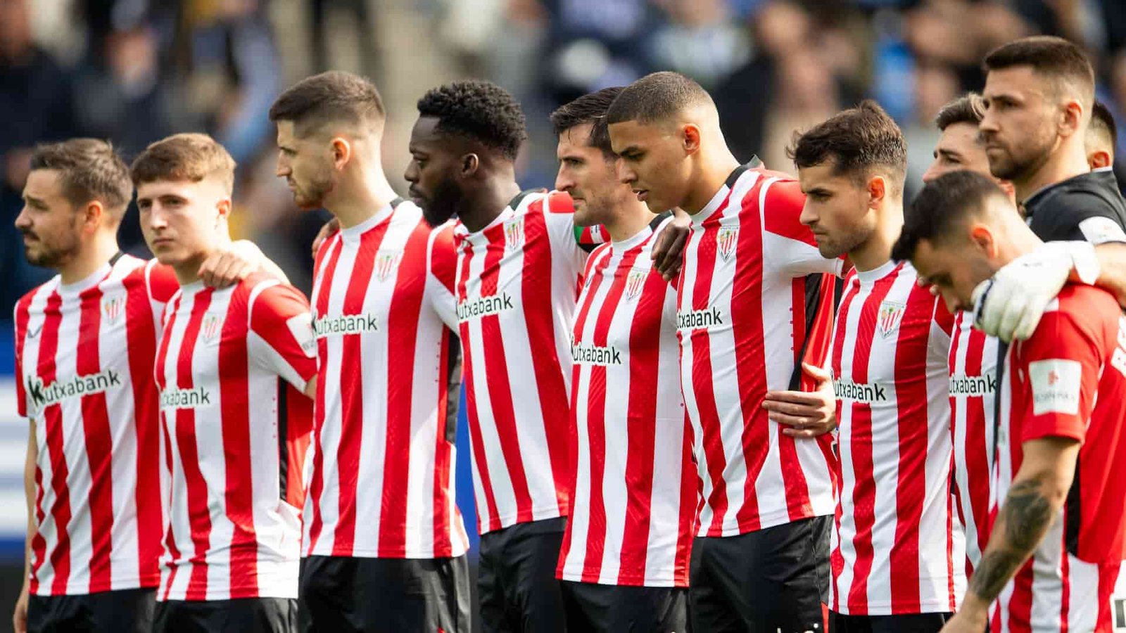 Plantilla del Athletic en el minuto de silencio previo al partido del Espanyol.