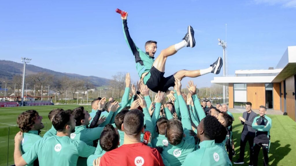 La plantilla del Athletic Club mantea a Óscar De Marcos