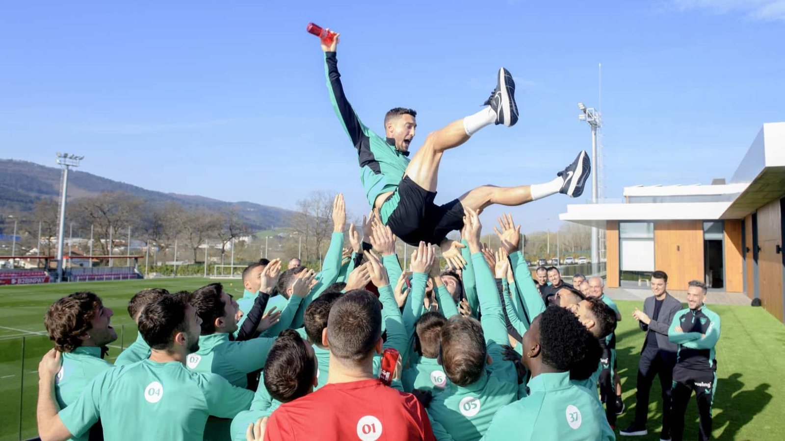 La plantilla del Athletic Club mantea a Óscar De Marcos