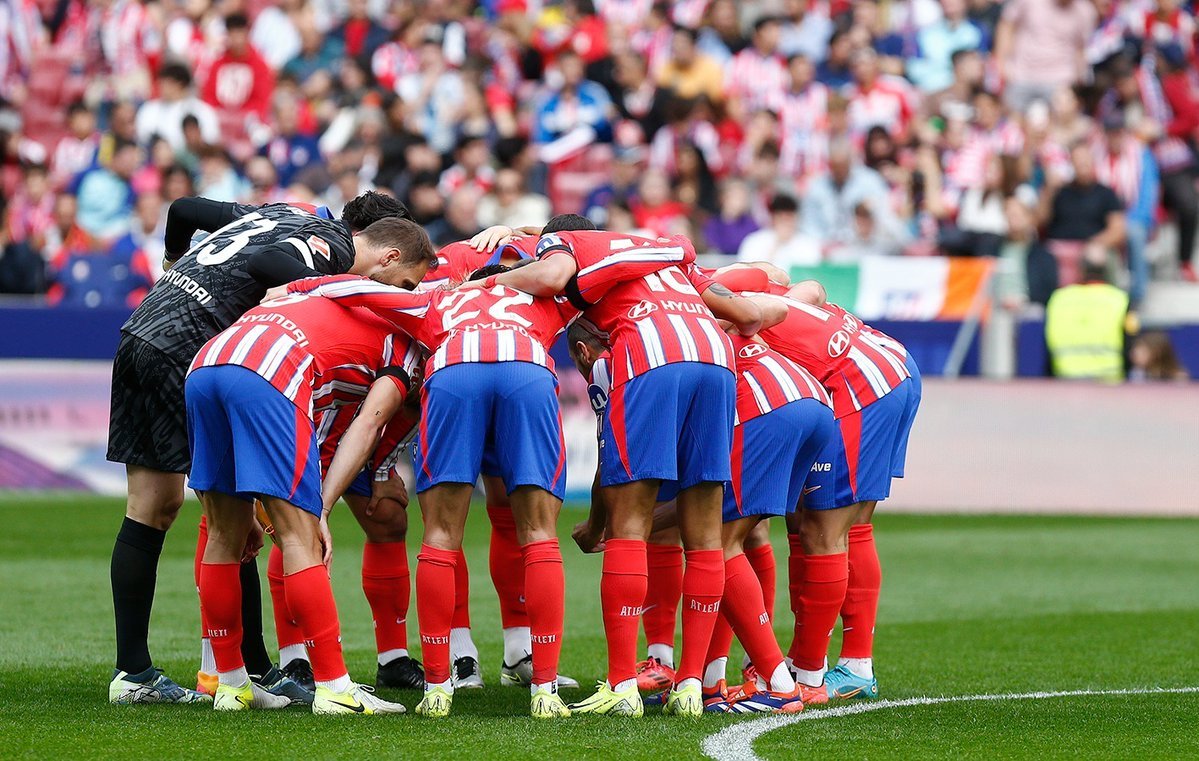 Los jugadores del Atlético de Madrid haciendo piña