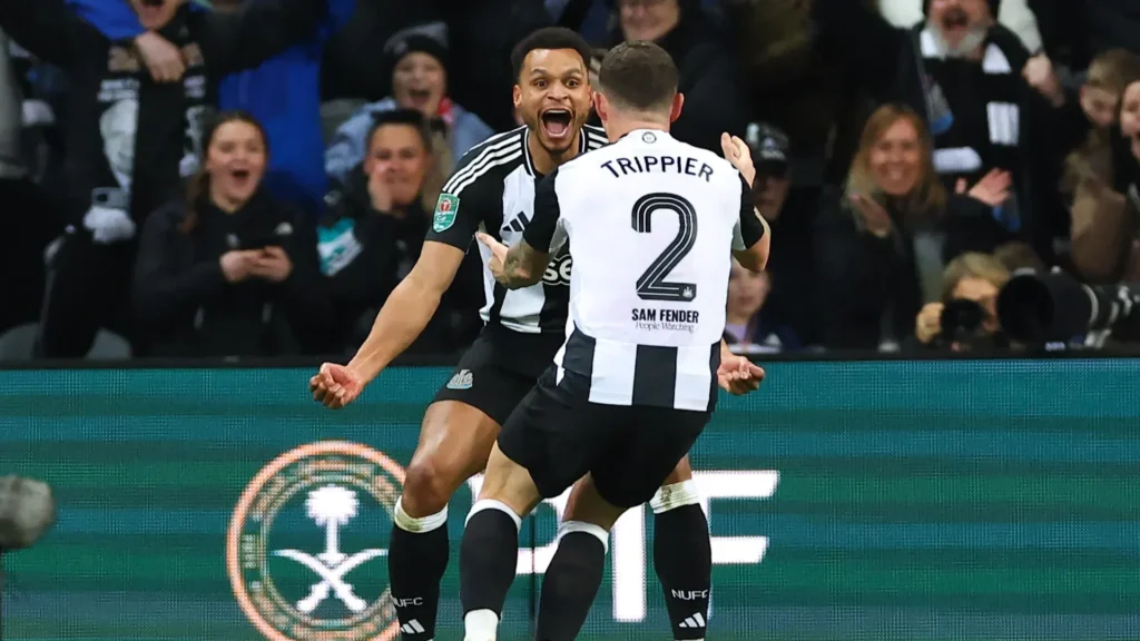 El Newcastle United se clasifica a la final de la Carabo Cup. Lo celebra Kieran Trippier y Jacob Murphy.