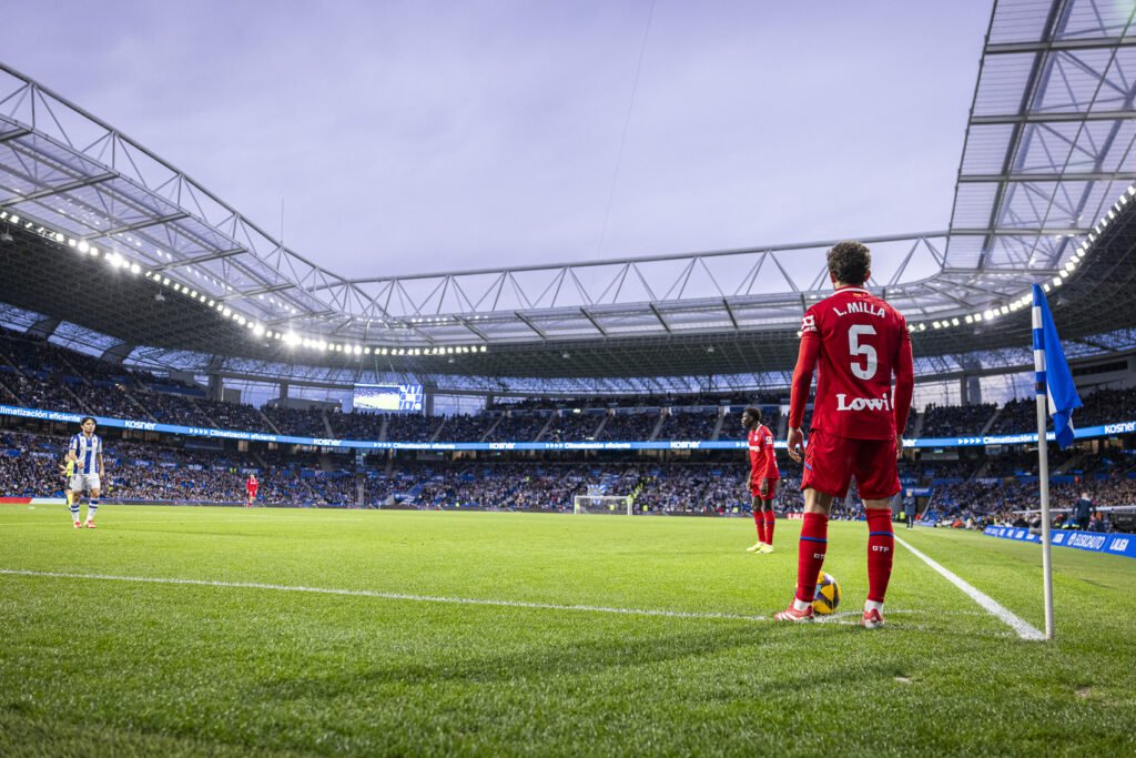 Luis Milla saca un corner