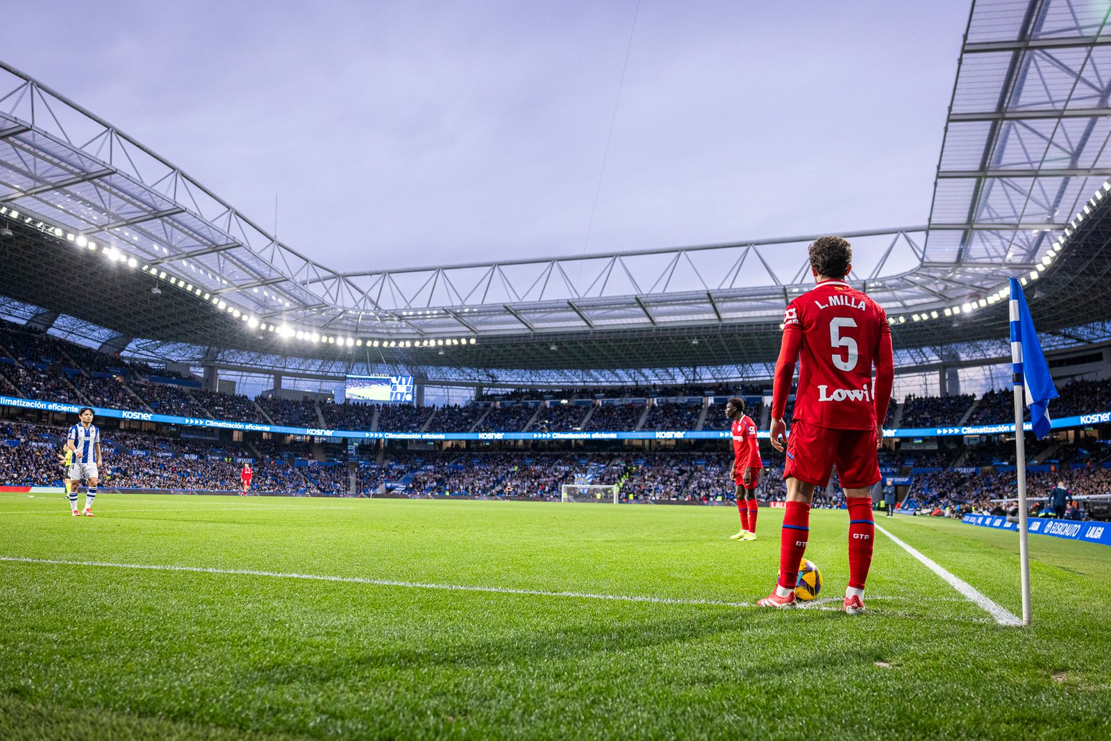 Luis Milla saca un corner