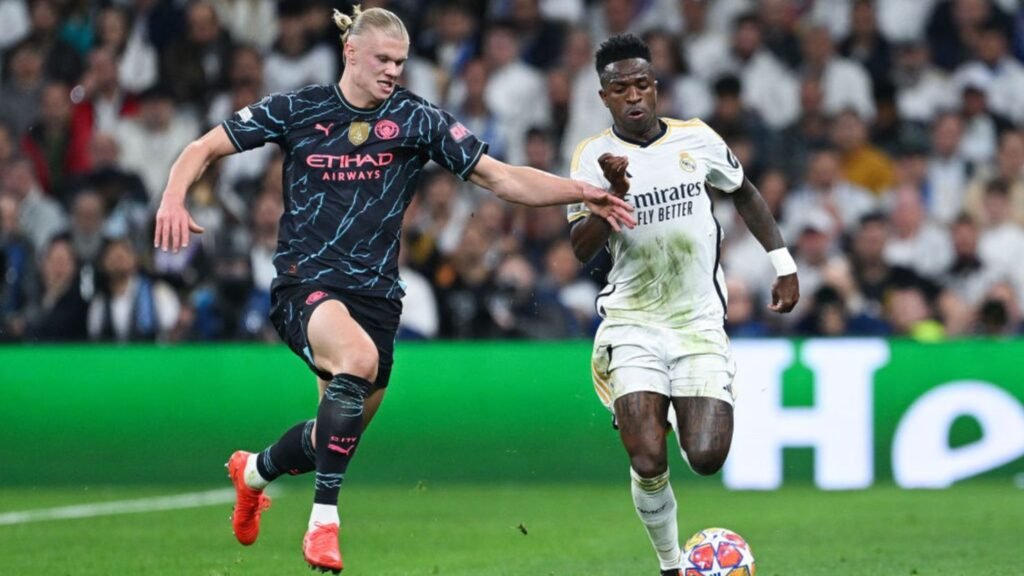 Haaland y Vinicius disputando un balón