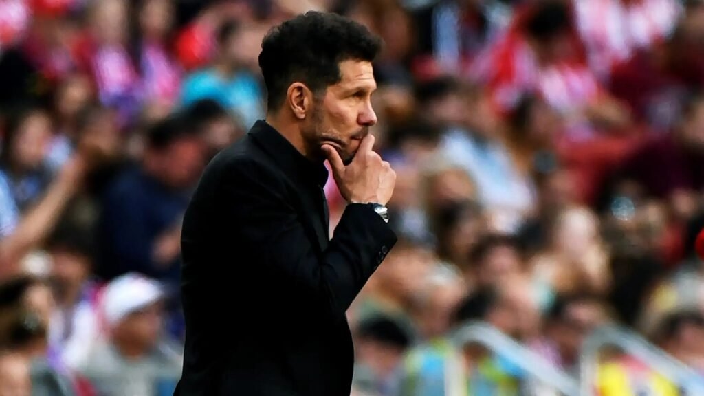 Simeone observa partido del Atlético de Madrid.