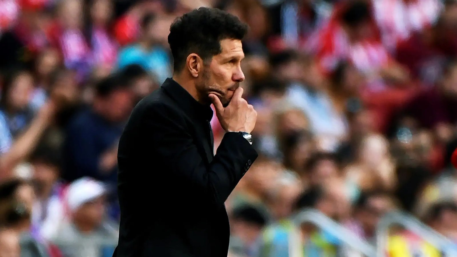 Simeone observa partido del Atlético de Madrid.