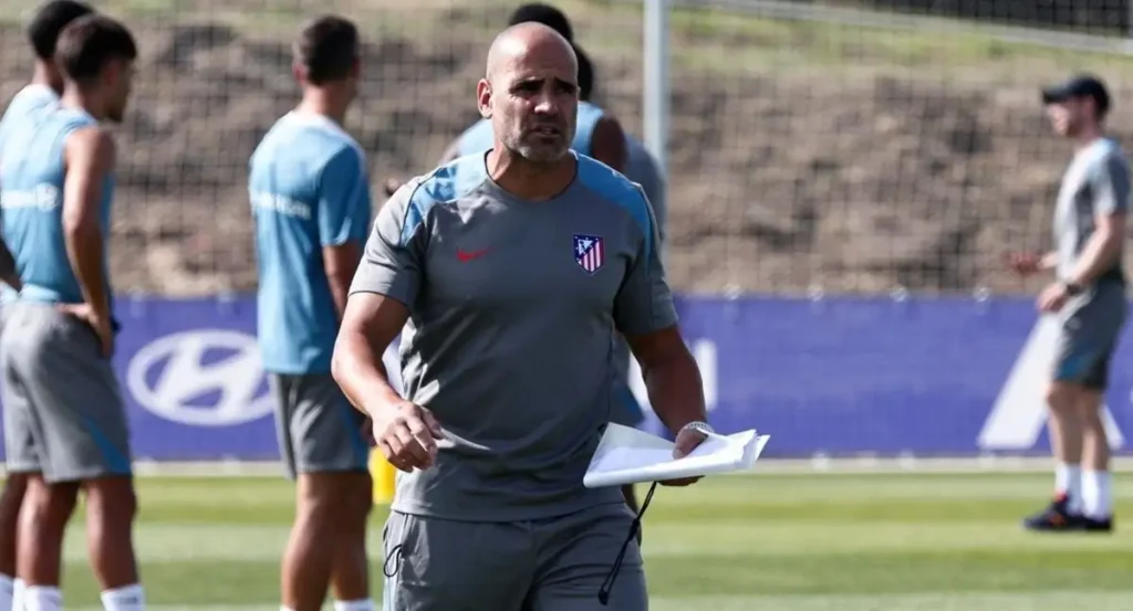 Luis Piñedo dirigiendo un entrenamiento del Atlético de Madrid.