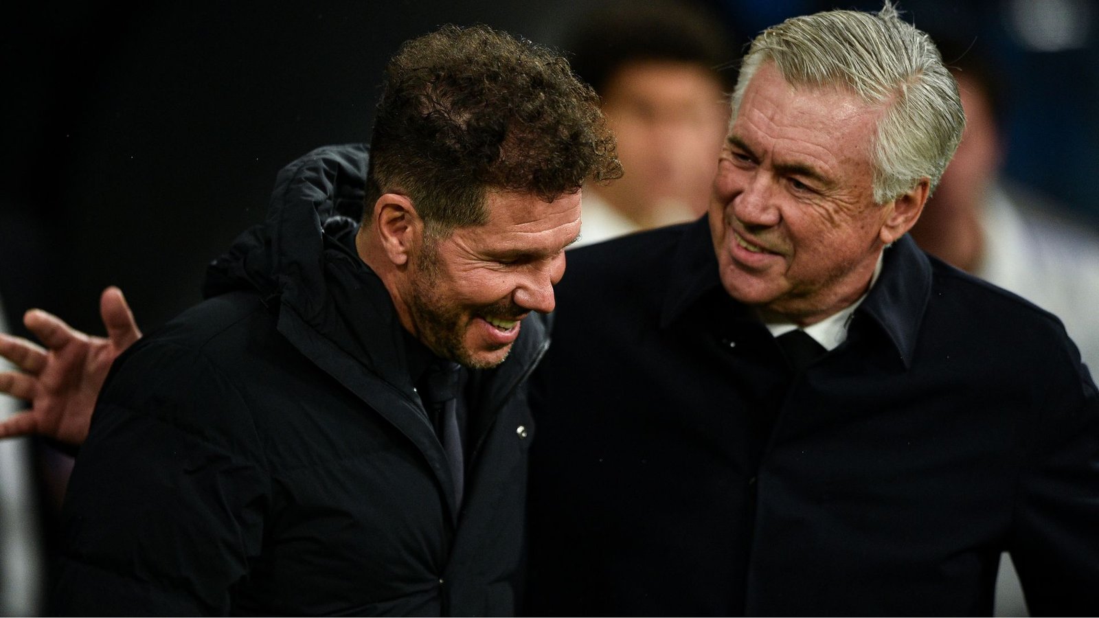 Diego Pablo Simeone y Carlo Ancelotti saludándose.