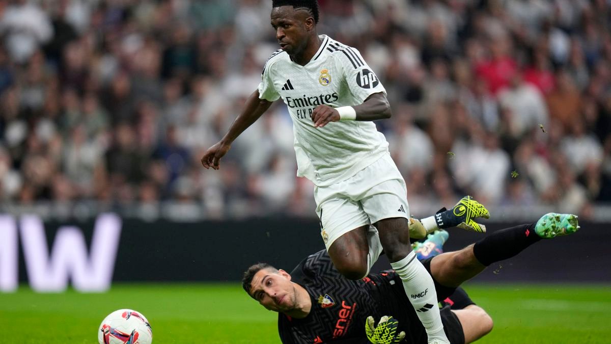 vinicius regateando a Sergio Herrera