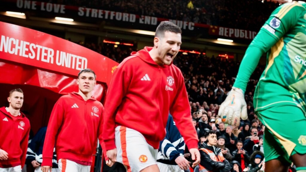 El Manchester United sale a jugar. Manuel Ugarte y Diogo Dalot. Via: ManchesterUnited.com