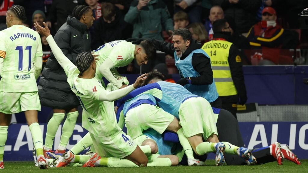 El FC Barcelona celebrando la remontada en el Metropolitano