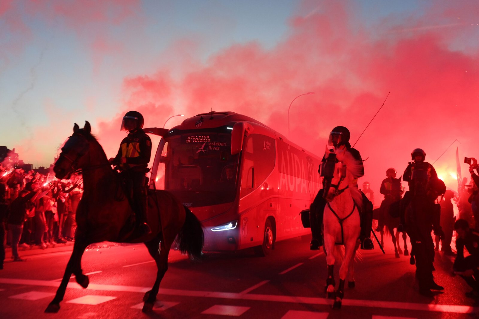 Recibimiento del autobús del Atlético de Madrid en la Avenida de Arcentales