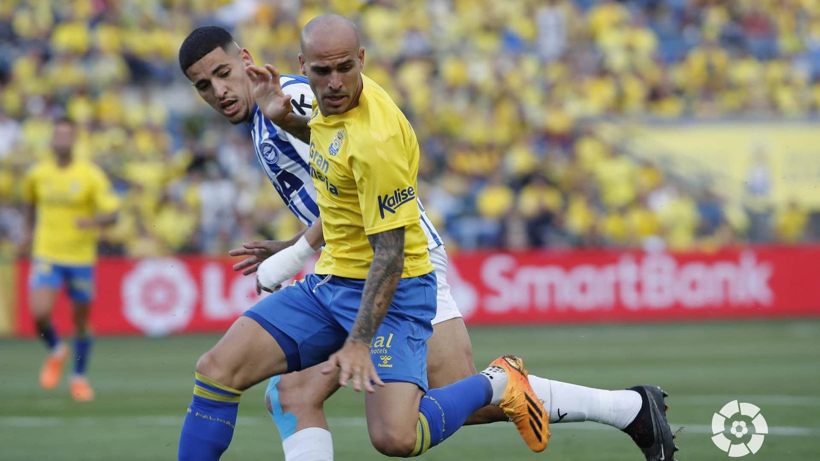 Sandro y Abqar pugnan por el balón