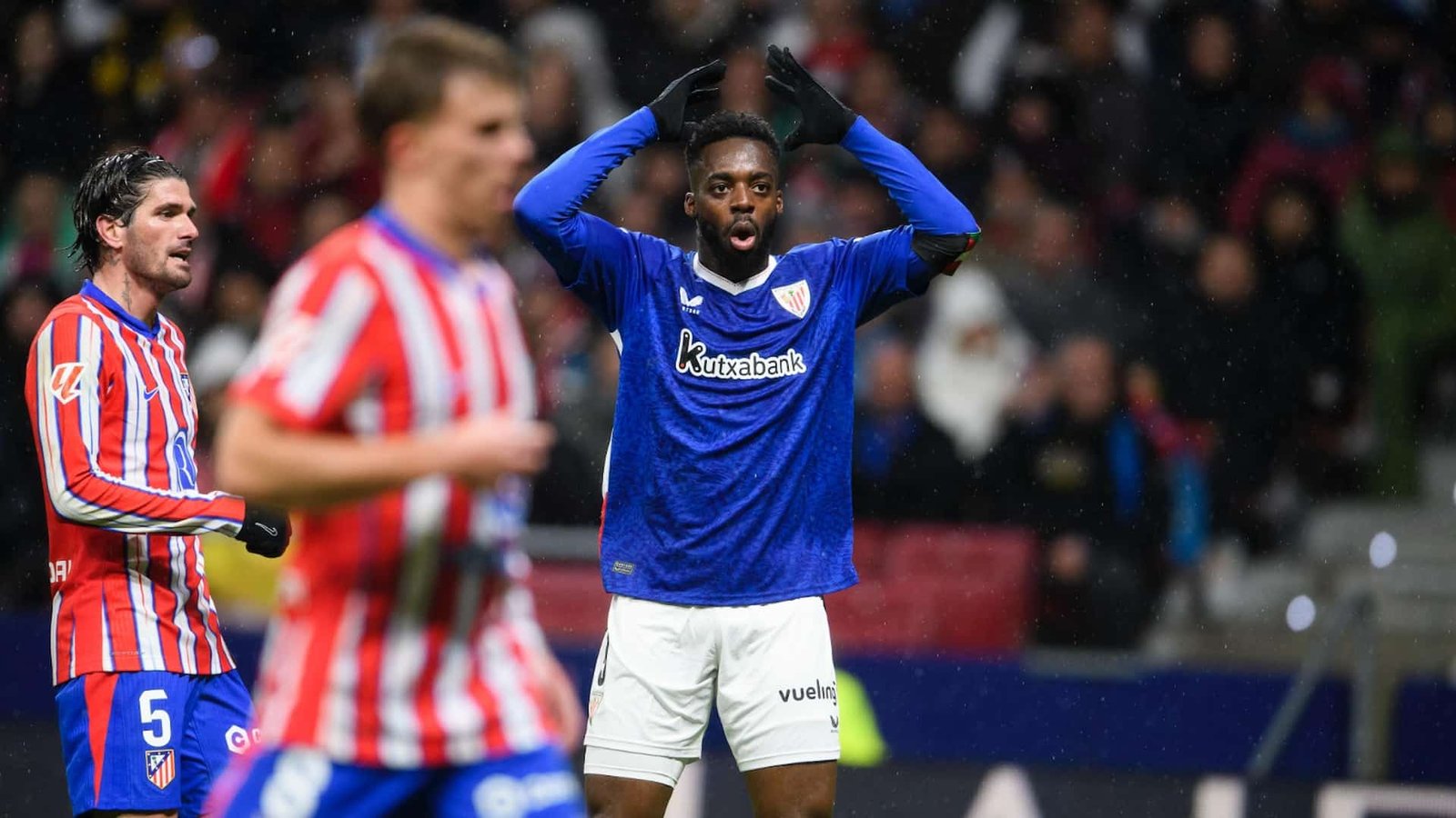 Iñaki Williams se lamenta tras errar una ocasión