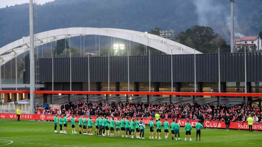 Plantilla del Athletic agradece el apoyo de los aficionados desplazados a Lezama
