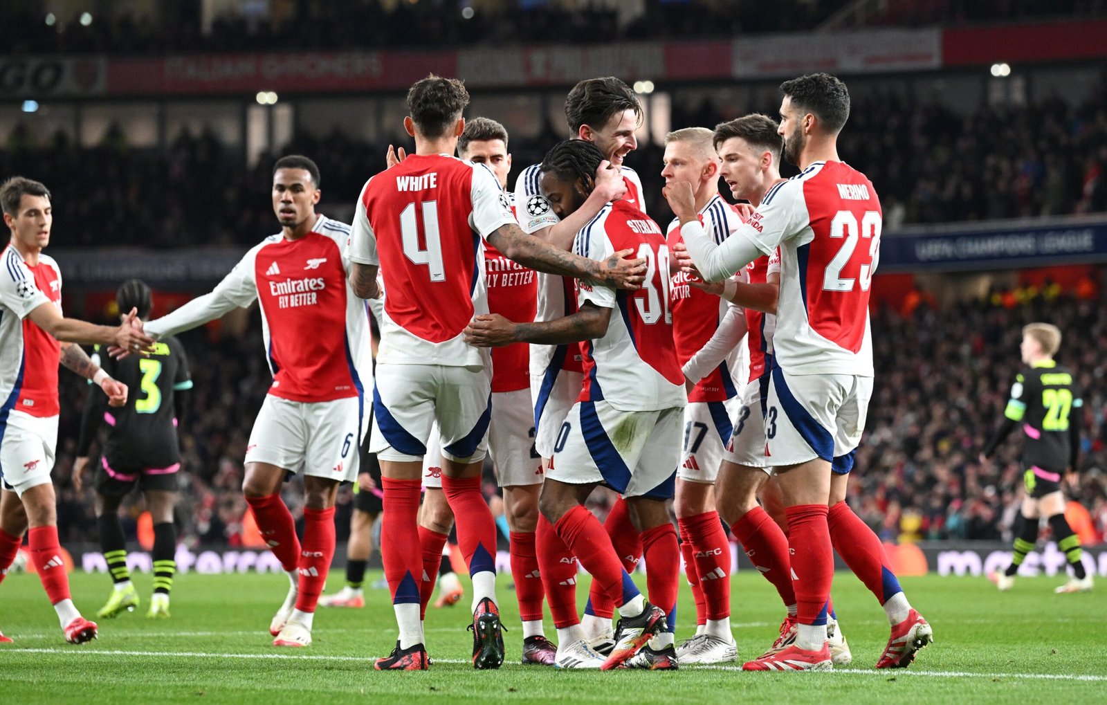 El Arsenal festejando el gol frente al PSV
