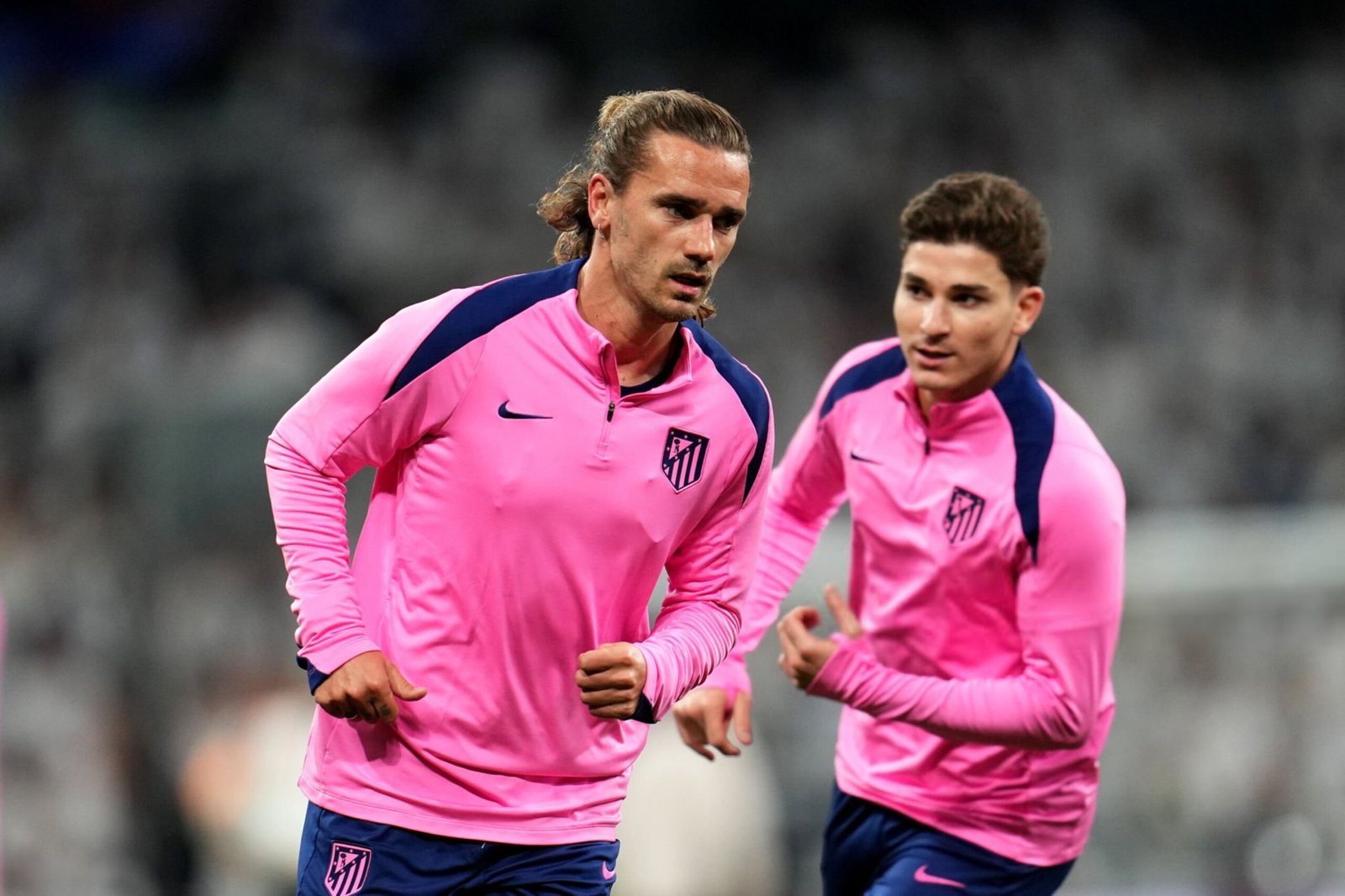 Griezmann calentando junto a Julián Álvarez