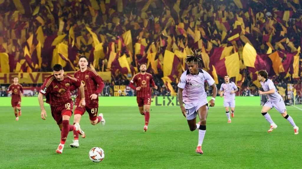 Nico Williams conduce el balón