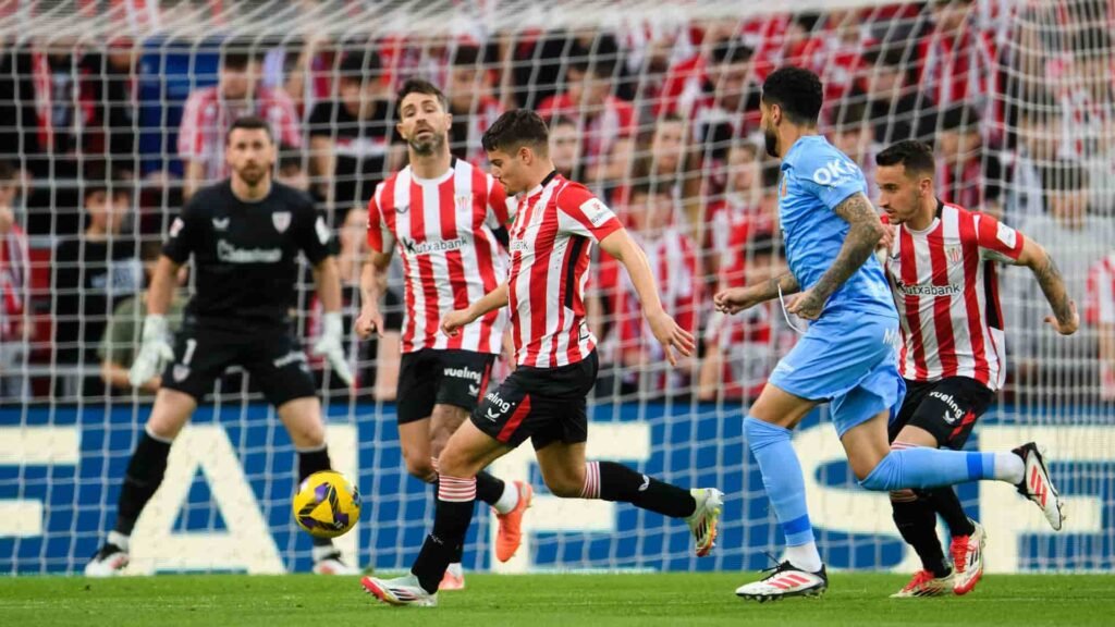 Canales realiza un pase