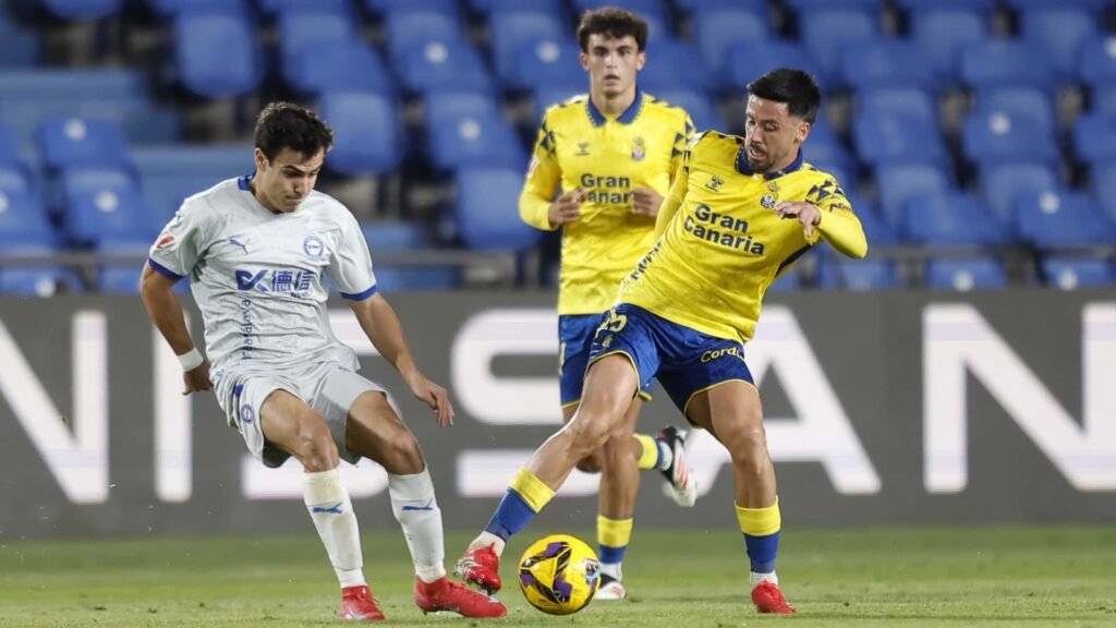 Javi Muñoz y Manu Sánchez pugnan por el balón