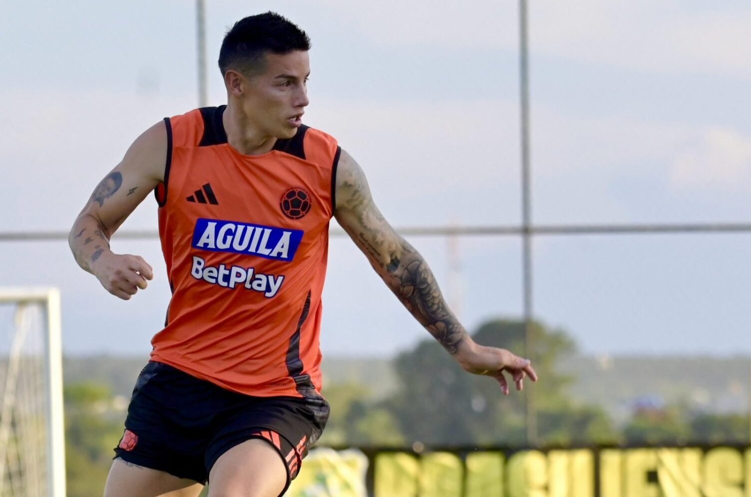 James entrena con Colombia.