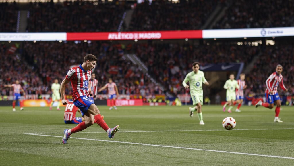 Julián Álvarez dando un pase vs FC Barcelona