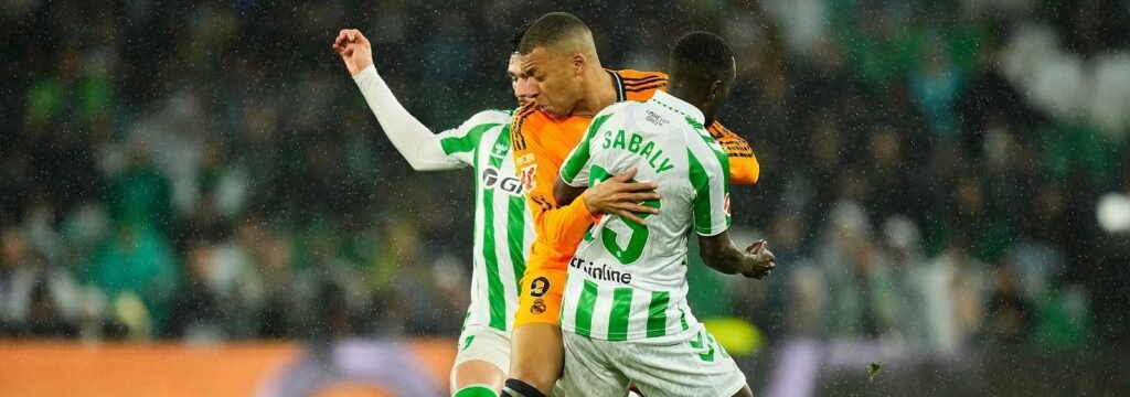 Mbappé en una jugada del Betis-Real Madrid / Vía: La Liga