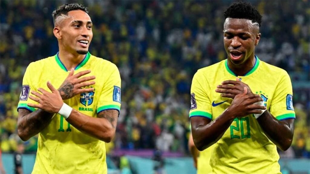 Raphinha y Vinicius celebran