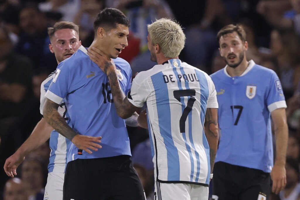 De Paul cogiendo del cuello a Mathías Olivera