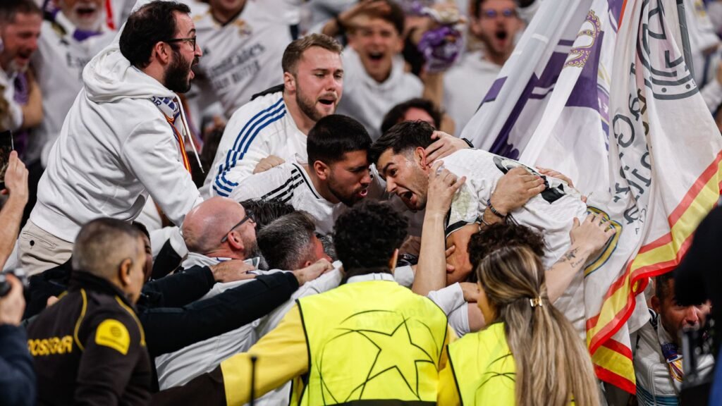 foto Brahim Díaz celebrando con la afición