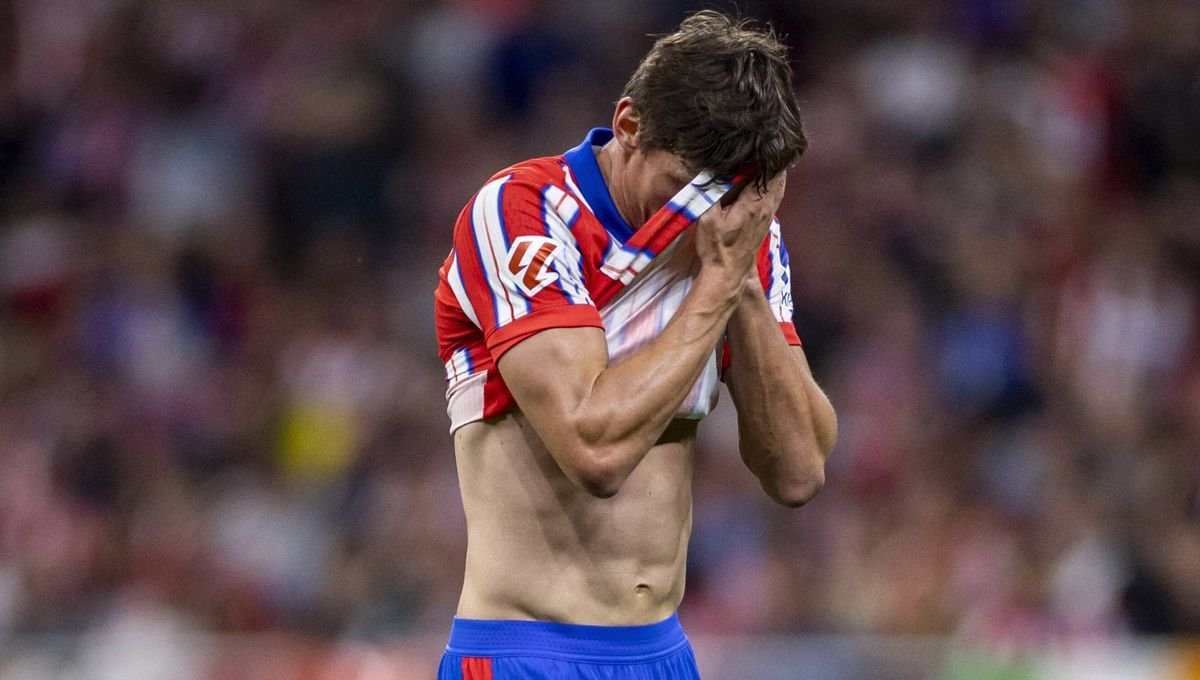 Le Normand jugando un encuentro con la camiseta del Atlético de Madrid.