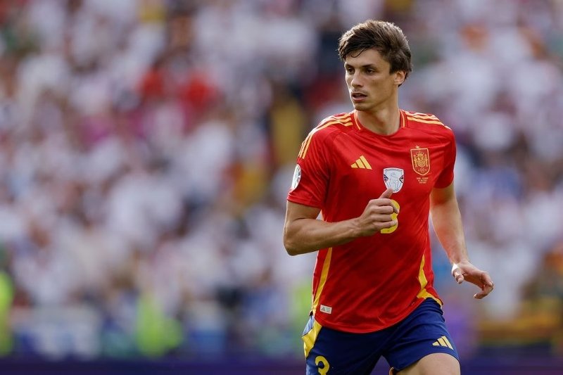 Robin Le Normand jugando con la selección española